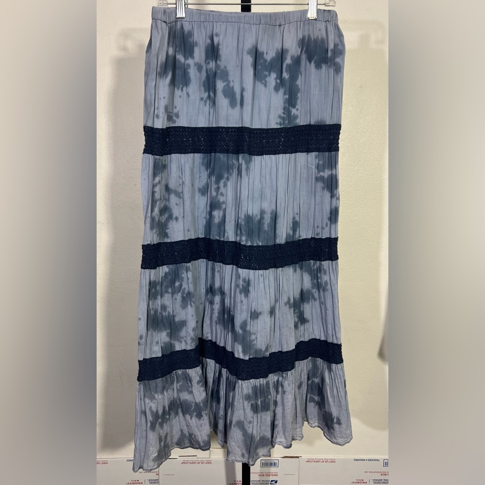 Michael Kors Washed Blue Tie Dye Crochet Maxi Skirt
Blue Tie-Dye Maxi Skirt - Picture 10 of 12
